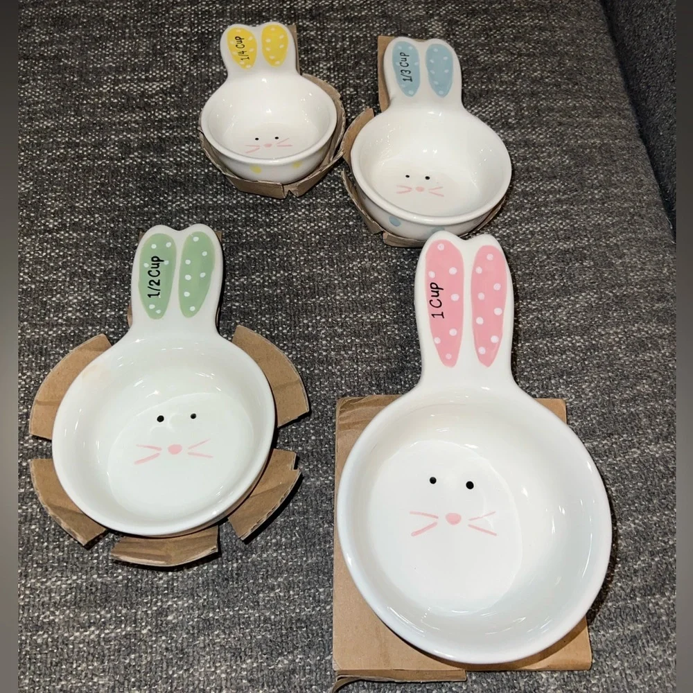 NWT Bunny Hop Measuring Cups
